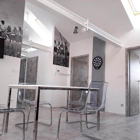8X8 Tetoter Apartman Seghedin Exterior foto